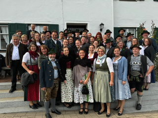 Die Grassauer Trachtler im Trachtenkulturzentrum in Holzhausen Die Grassauer Trachtler im Trachtenkulturzentrum in Holzhausen